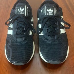 Boys Adidas Swift Run X Sneaker with Ortholite Size 2(US) excellent condition.